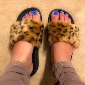 Faux fur leopard slides! Size 6